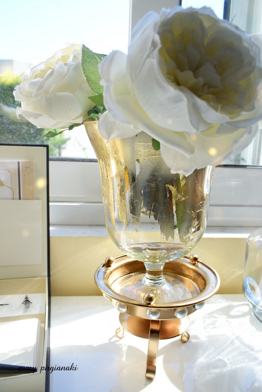 Read more about the article Πώς θα μετατρέψετε ένα γυάλινο στοιχείο με φύλλα χρυσού σε “glam decor”!